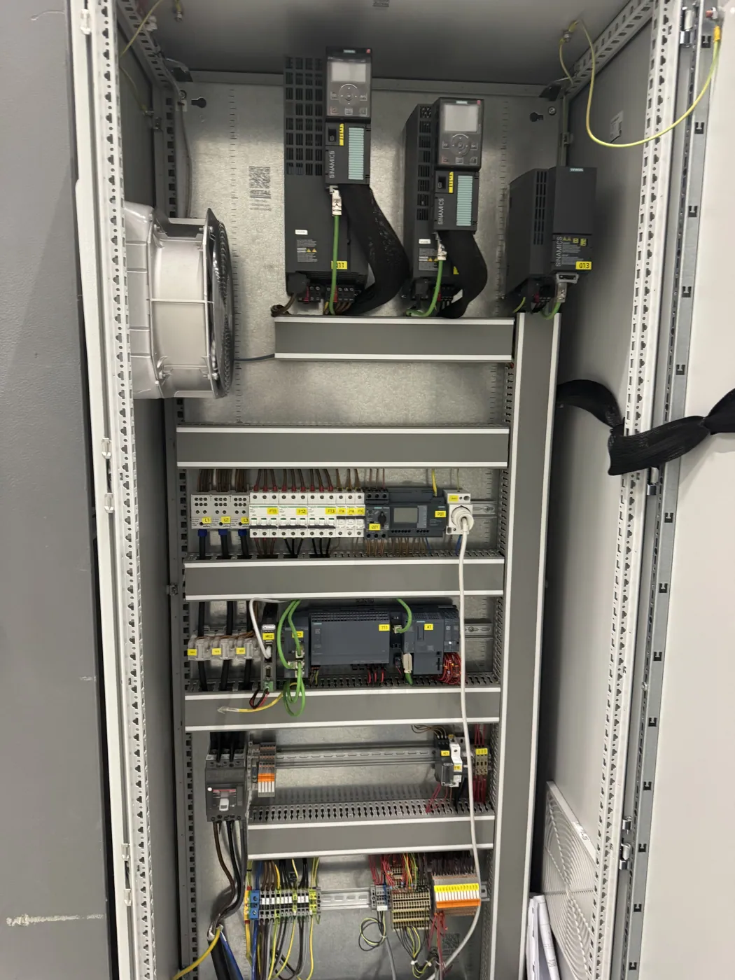 Πίνακας με inverter και PLC, έτοιμος για εκκίνηση